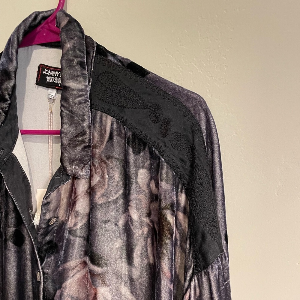 Johnny Was Workshop long sleeved drop shoulder top. Sz small. NWT
